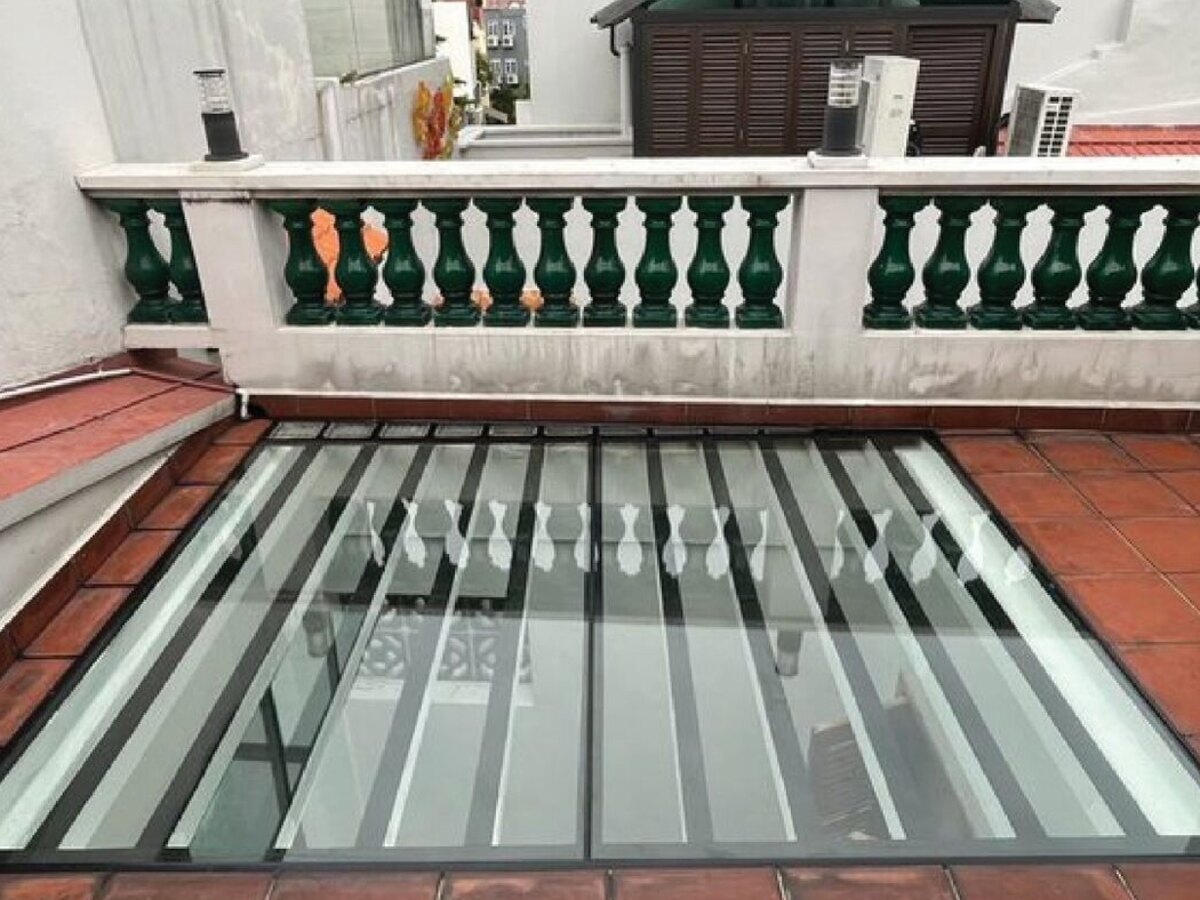 Glass & Metal contractor in Singapore — Ezzogenics